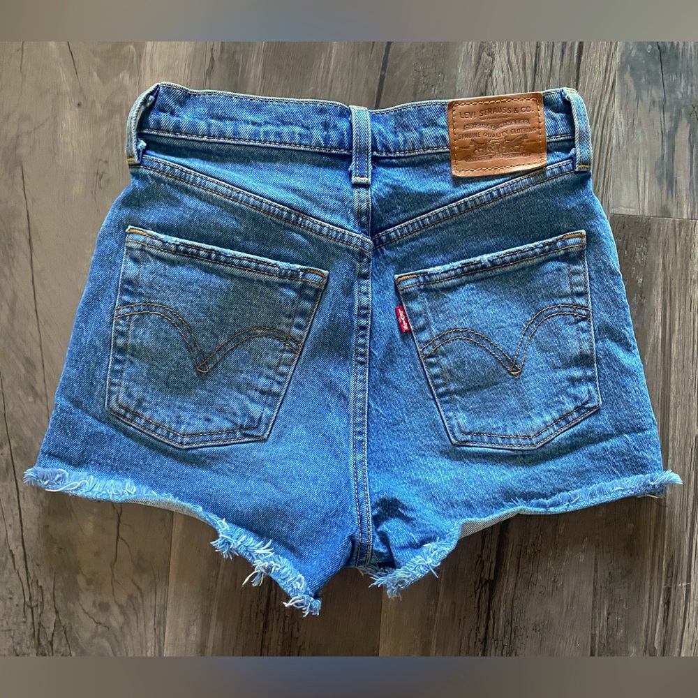 Levi’s Ribcage shorts size 25